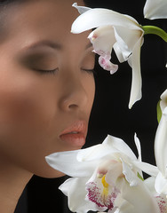 Asiatische Frau mit Orchidee
