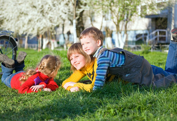 Naklejka na ściany i meble Family in spring park
