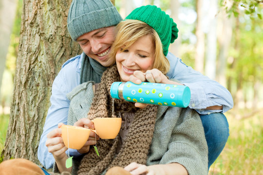 couple picknick park