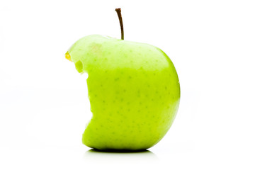 Grüner Apfel mit Biss auf weiß