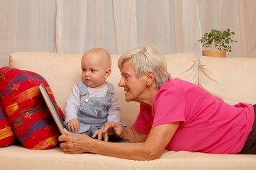 Oma und Enkel am PC