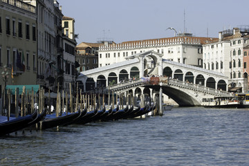 Fototapeta na wymiar Gondolas in front of the Rialto bridge