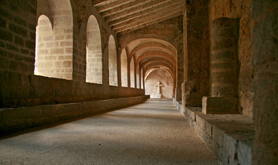couloir d'un couvent, abbaye de saint guilhem le désert