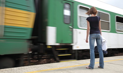 Fototapeta na wymiar Pociąg zbliża - młoda kobieta czeka na swojego związku w sm