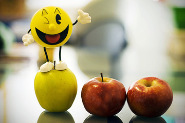 una manzana feliz