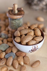 amandes & petit moulin à herbes