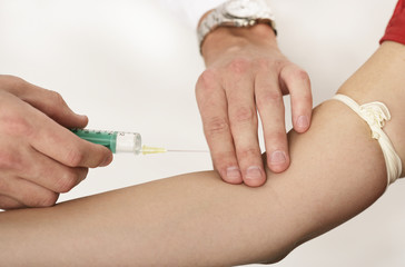 frau arzt spritze infusion