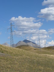 ligne à haute tension en haute montagne 2009676