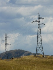 ligne à haute tension en montagne 2009657