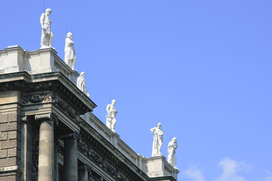 Gipsfiguren an einem Geb&auml;ude am Theresien-Platz in Wien