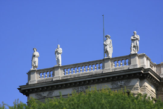 Gipsfiguren an einem Geb&auml;ude am Theresien-Platz in Wien