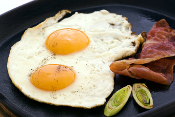 Spiegelei mit Speck in Pfanne