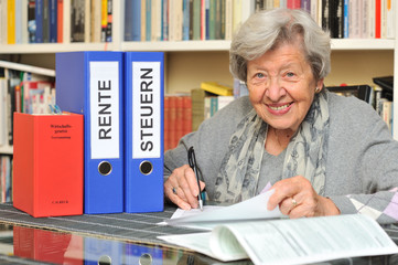 Rentnerin mit Steuererklärung VI