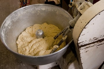 Pâte à pain dans le pétrin du boulanger