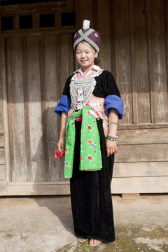 Portrait asiatische Frau in Tracht, Hmong