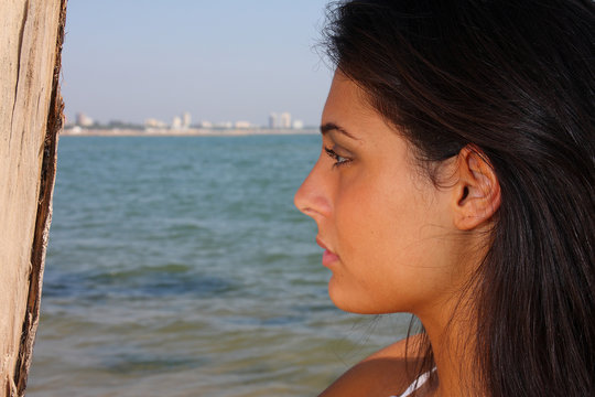 profilo di una ragazza al mare