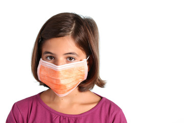 epidemia - bambina con mascherina sanitaria
