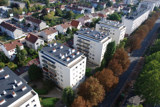 Vue aérienne d'une citée avec petites barres d'immeubles