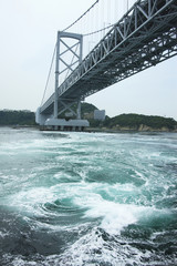 Fototapeta na wymiar Wanny z hydromasażem i Naruto Strait Most