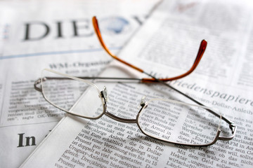 Brille und Zeitung