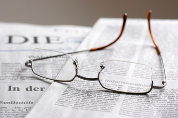 Brille und Zeitung