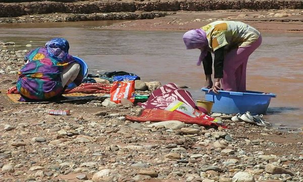 MUJERS LAVANDO ROPA EN EL RIO