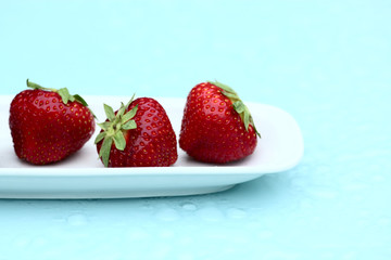 Erdbeeren auf Glastisch