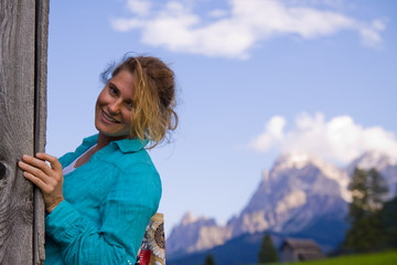 Mädchen vor Bergkulisse