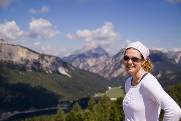 Frau vor Bergkulisse