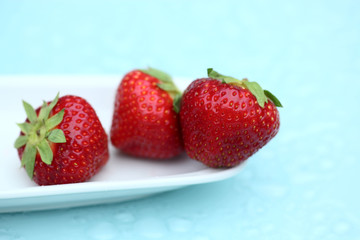 Erdbeeren auf Glastisch