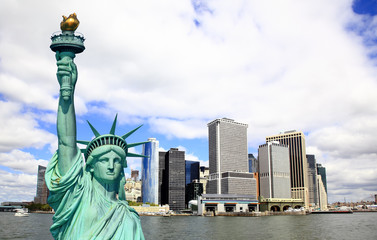 Fototapeta premium The Statue of Liberty and Lower Manhattan Skylines