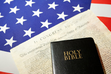 Flagge der USA mit Unabhängigkeitserklärung und Bibel