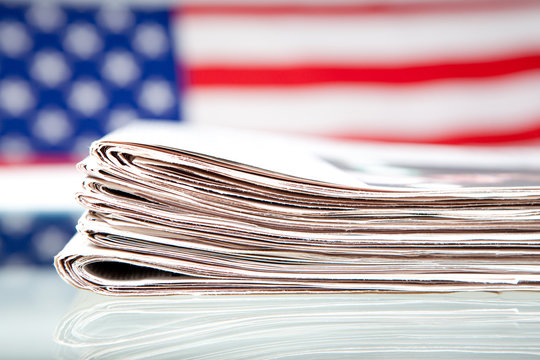 Zeitungen auf der Flagge der USA