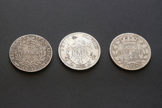 Trois monnaies de cinq francs