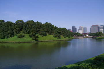 皇居の桜田濠と都心風景