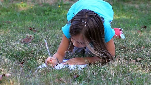 &eacute;criture dans l'herbe