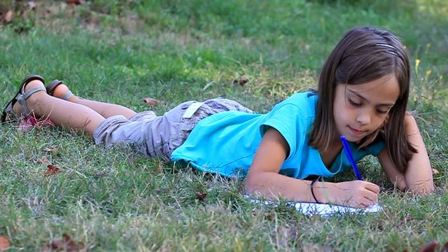 devoirs dans l'herbe
