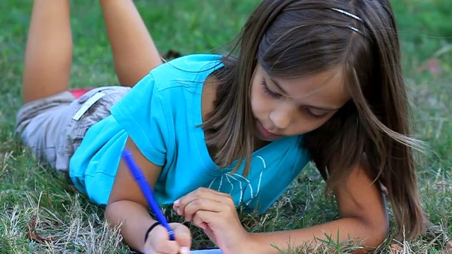 devoirs dans l'herbe