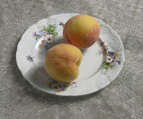 peaches on the plate