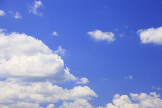 青空と白い雲 © Paylessimages
