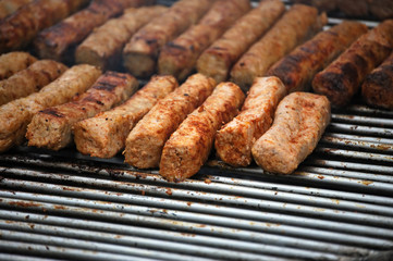 Cevapcici vom Holzkohlegrill