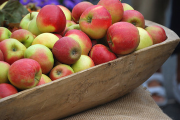 Äpfel in einer Holzschale