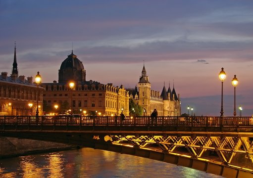 Paris - La conciergerie au cr&eacute;puscule