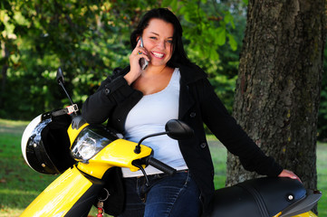 Jugendliche mit Roller