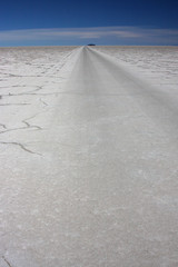 Route sur le Salar d'Uyuni