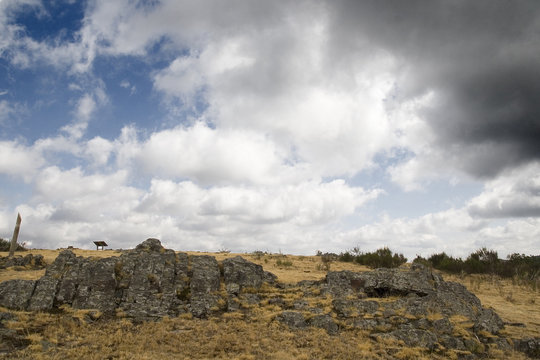 piedra de pizarra y nubes