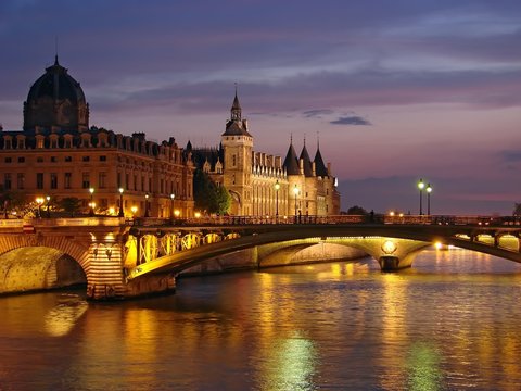 Paris - La conciergerie au crépuscule
