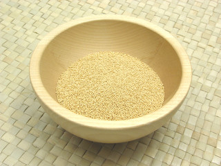 Holzschale mit Amaranth auf Rattan Unterlage