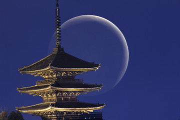 月と五重塔