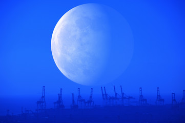 月とクレーン
